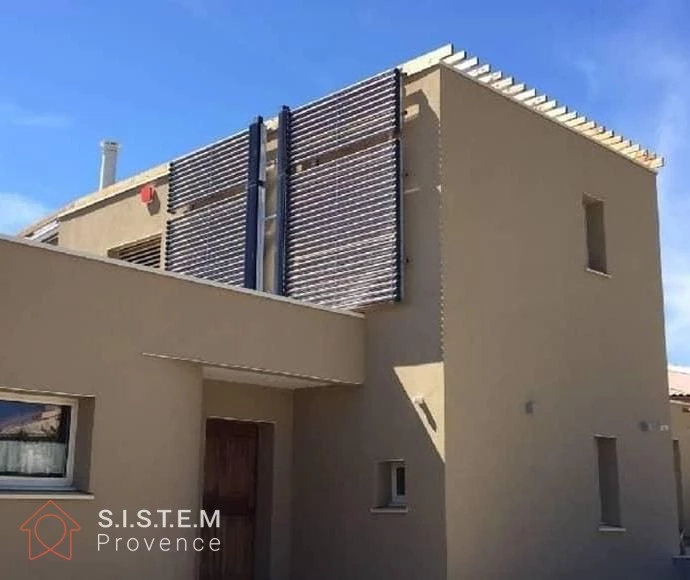 Installation d'un système de chauffage Viessmann combiné à une pompe chaleur couplée à des panneaux solaires pour la construction de cette maison neuve à Forcalquier